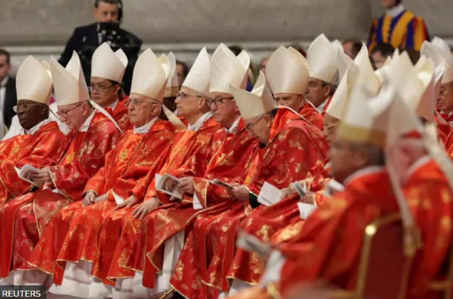 Conclave: Fumaça branca na Capela Sistina anuncia escolha do novo papa