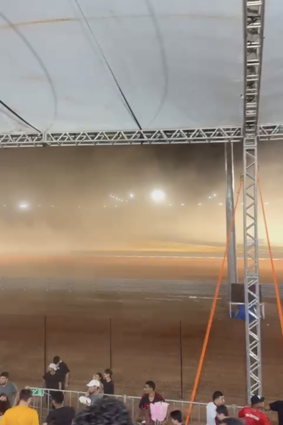 Rajadas de vento destroem arquibancadas durante treino da Stock Car