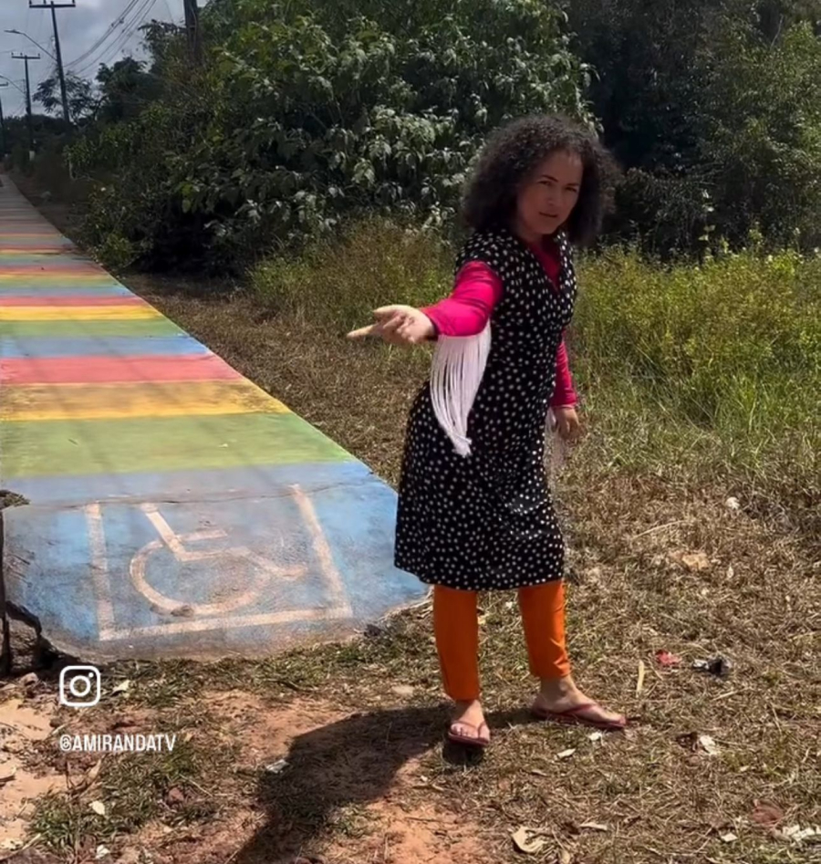 “Prefeita Humilde” viraliza ao transformar caos urbano em humor nas redes sociais