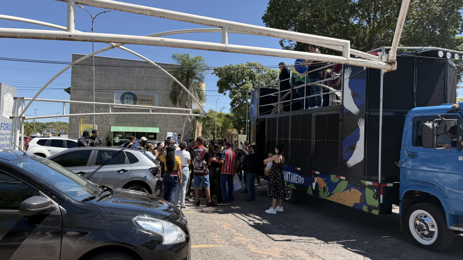 Manifestação em frente à Câmara cobra prefeita Flávia Moretti por problemas em Várzea Grande