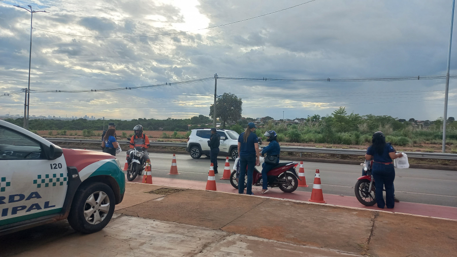 Guarda Municipal e Detran-MT realizam ações educativas no trânsito durante a semana do “Volta às Aulas”