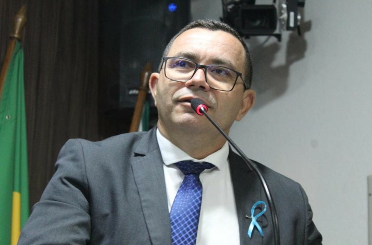 Vereador Alessandro debate necessidade de tratamento uniforme para o PCCS dos servidores