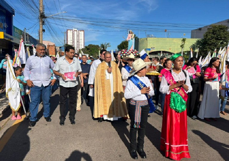 Procissão marca abertura das festividades de 159 anos em VG