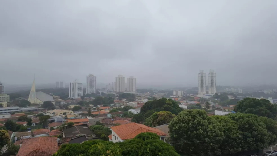 Frente fria chega a Cuiabá após chuvas de fim de semana e mínima cai para 17°C nesta terça