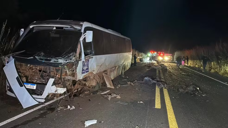 Casal morre e 3 crianças ficam feridas em batida entre carro e micro-ônibus em MT