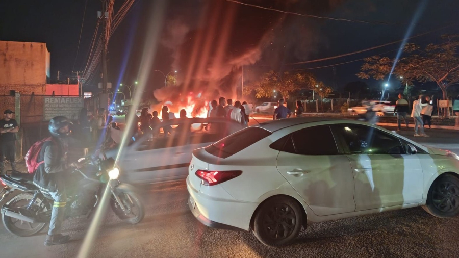 Moradores fecham avenida e queimam pneus em protesto contra a prefeitura em Várzea Grande