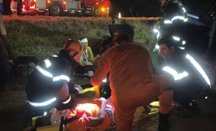 Bombeiros resgatam vítimas presas às ferragens após capotamento na BR-070, em MT