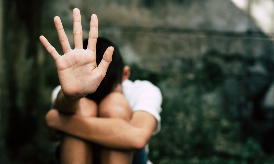 Mãe é presa após queimar filho de 4 anos com água quente em MT