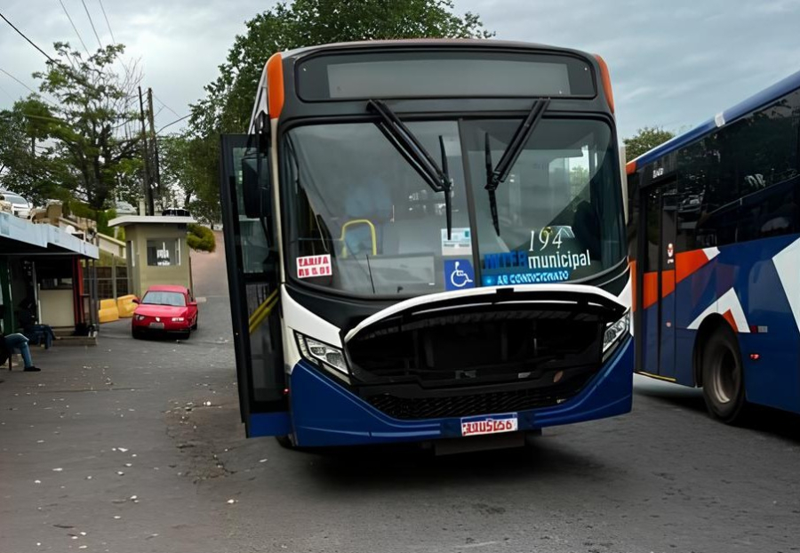 Ônibus quebra em frente à Santa Casa e reacende reclamações sobre frota em Cuiabá e Várzea Grande