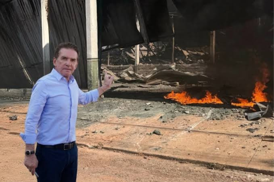 Sérgio Ricardo visita barracão da Educação destruído por incêndio e cobra apuração rigorosa