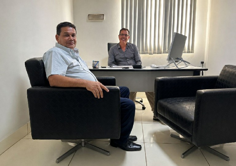 Presidente da Câmara visita indústria de estofados e colchões no bairro Paiaguás, em Várzea Grande