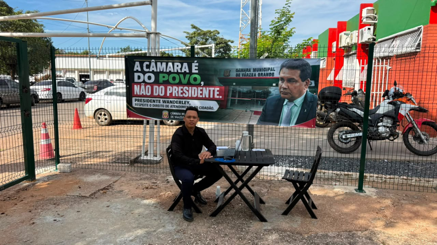 Vereador Caio Cordeiro mantém compromisso com a população e instala gabinete do lado de fora da Câmara