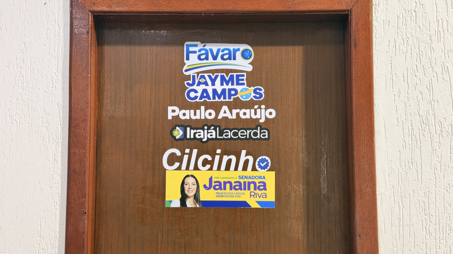 Gabinete na Câmara de Várzea Grande transforma entrada em painel político