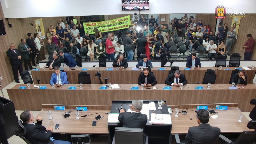 Flávia consegue aprovar pacote de projetos após sessão extraordinária marcada por embates sobre orçamento e gestão